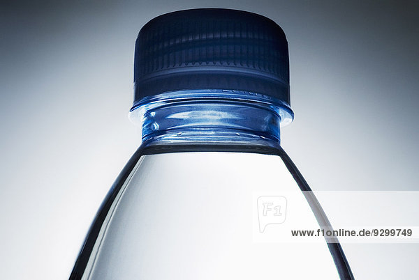 Nahaufnahme der Wasserflasche und des Verschlusses