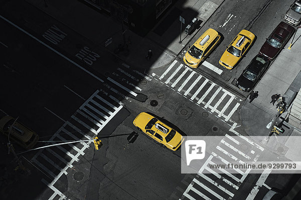 Taxi an der Kreuzung in Manhattan  New York  USA