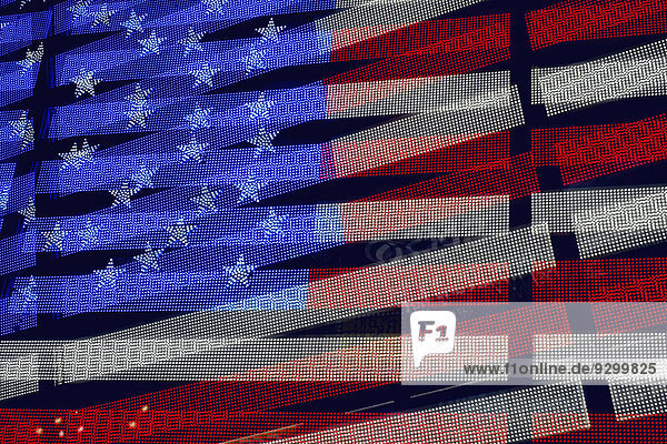 Bildschirm mit amerikanischer Flagge in Doppelbelichtung