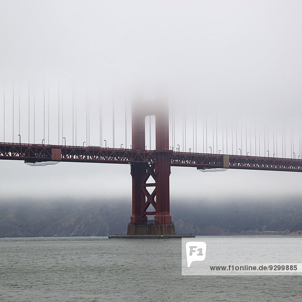 Detail der Golden Gate Bridge im Nebel  San Francisco  Kalifornien  USA