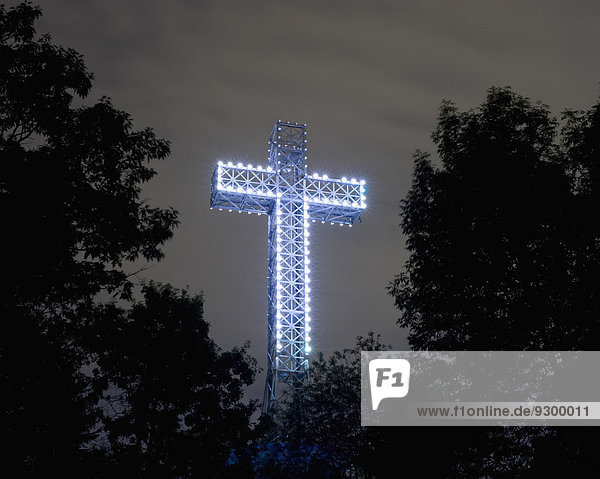 Beleuchtetes Mont Royal Cross in der Abenddämmerung  Montreal  Quebec  Kanada
