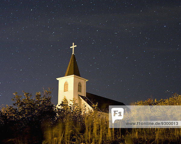 Blick auf Kirche und Sternenhimmel