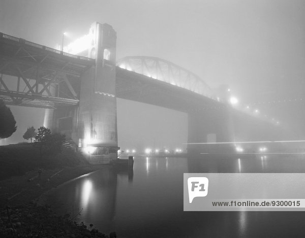 Ansicht der mit Nebel bedeckten Brücke bei Dämmerung  Burrard Bridge  British Columbia  Kanada