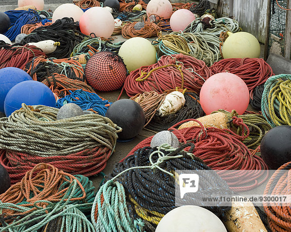 Fischerbojen und Seile