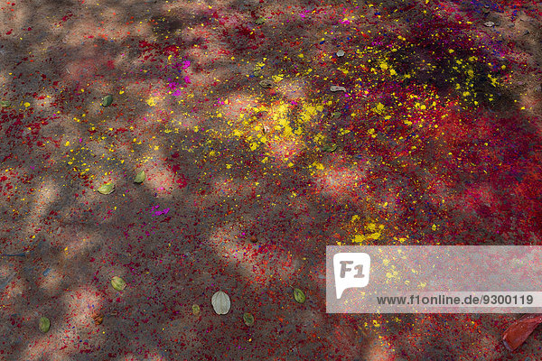 Hochwinklige Ansicht der Holi-Farben auf der Straße
