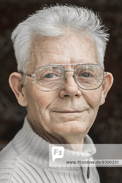 Nahaufnahme eines selbstbewussten älteren Mannes mit Brille