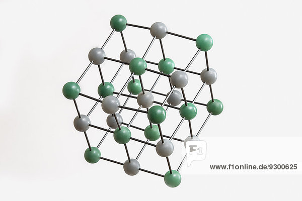 Weiße und grüne Molekularstruktur vor weißem Hintergrund