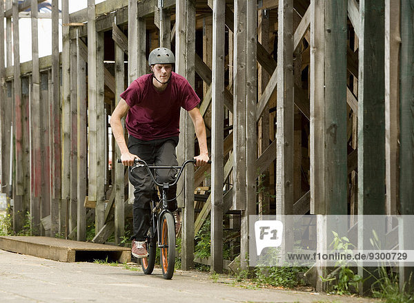 Ein junger Mann auf einem BMX-Rad