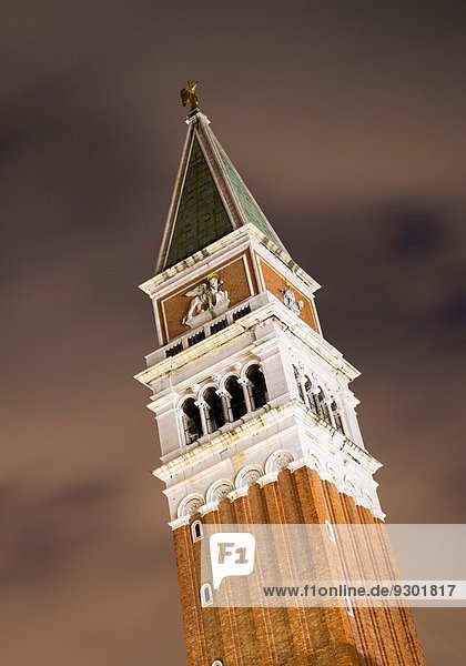 Glockenturm der Markuskirche bei Nacht  Venedig  Venetien  Italien