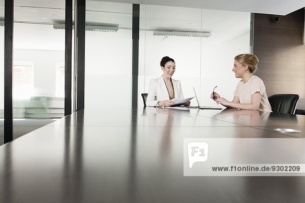 Zwei junge Geschäftsfrauen treffen sich im Sitzungssaal