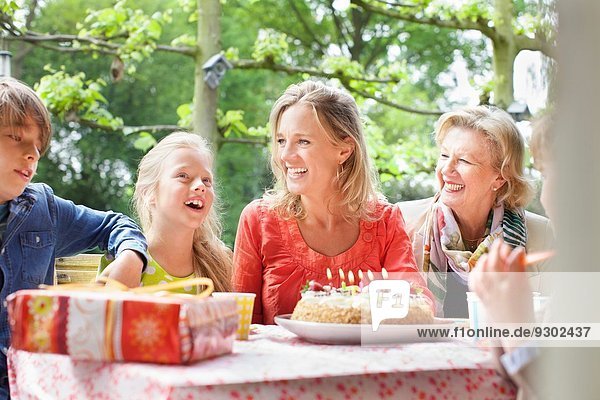 Mädchen wünscht sich Geburtstag mit ihrer Familie auf der Geburtstagsfeier