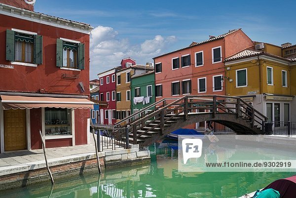 Mehrfarbige Häuser und Kanalbrücke  Burano  Venedig  Veneto  Italien