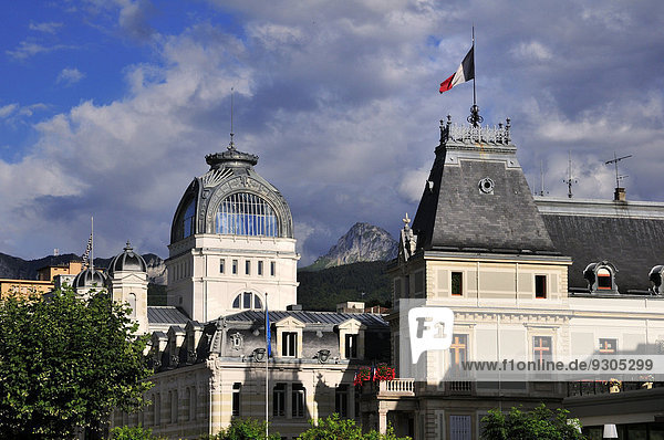 Das Rathaus und das Jugendstilgebäude der Source Cachat  Évian-les-Bains  Haute-Savoie  Rhône-Alpes  Frankreich