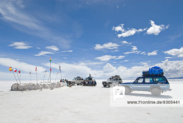 Rast  Geländewagen  Salar de Uyuni  bei Colchani  Potosi?  Altiplano  Bolivien
