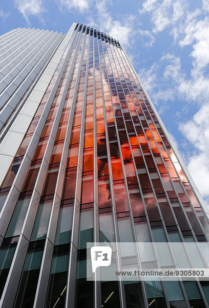 Spiegelnde moderne Glasfassade im Financial District  London  England  Großbritannien