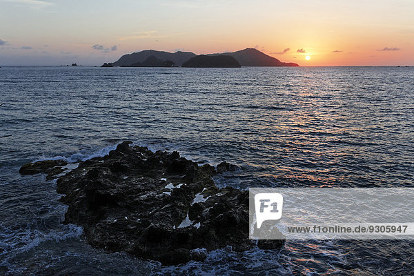 Sonnenaufgang neben kleiner Insel im Meer  Felsen  Tyrrel's Bay  Little Tobago  Trinidad und Tobago