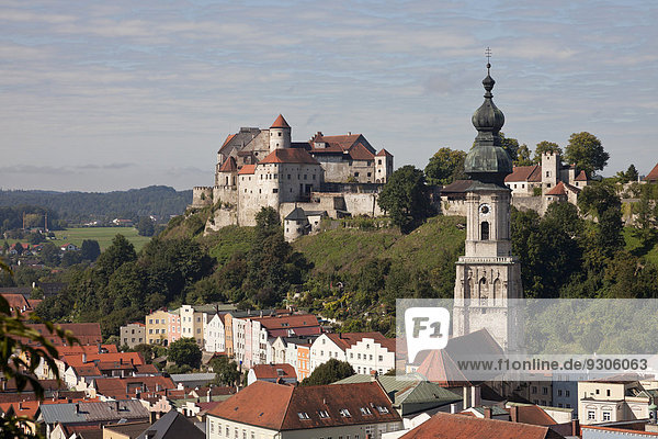 Stadtansicht mit der Burg zu Burghausen und der Pfarrkirche St. Jakob  Burghausen  Oberbayern  Bayern  Deutschland