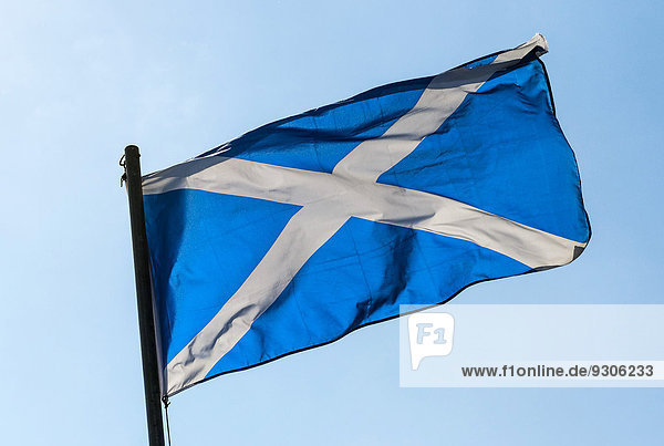 Eine schottische Flagge weht im Wind,  Oban,  Schottland,  Großbritannien