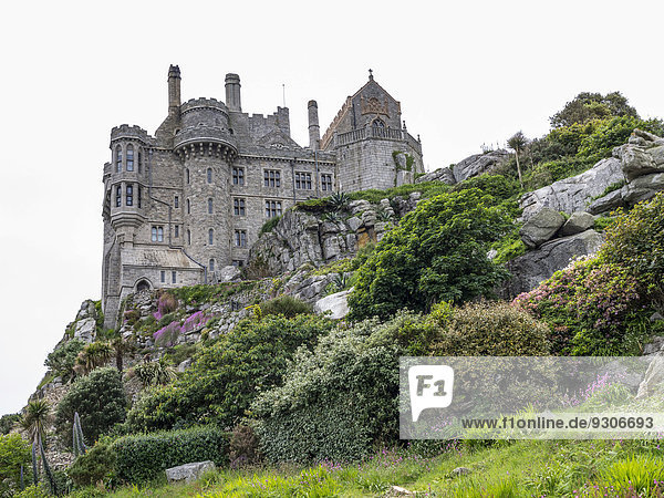 Rückseite mit Teil des Gartens von St. Michaels Mount  Cornwall  England  Großbritannien