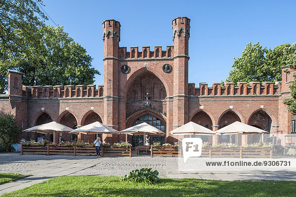 Das Rossgärter Tor  früher Teil der Befestigungsanlagen der Garnison Königsberg  1855  heute Restaurant  Leningrader Rajon  Kaliningrad  Oblast Kaliningrad  Russland