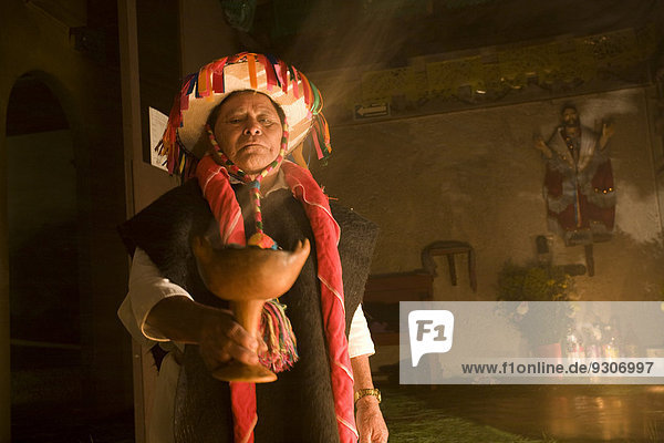 Maya-Cuandero  Mayaheiler  bei einer Opferzeremonie  San Christobal de las Casas  Chiapas  Mexiko