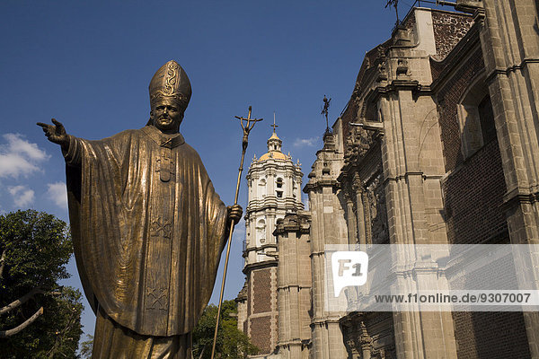 Statue Johannes Paul II. neben der alten Basilika der Señora de Guadalupe  Mexiko-Stadt  Distrito Federal  Mexiko