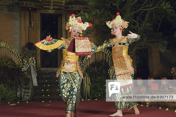 Legong Tanz im Puri Saren Palast  Ubud  Bali  Indonesien