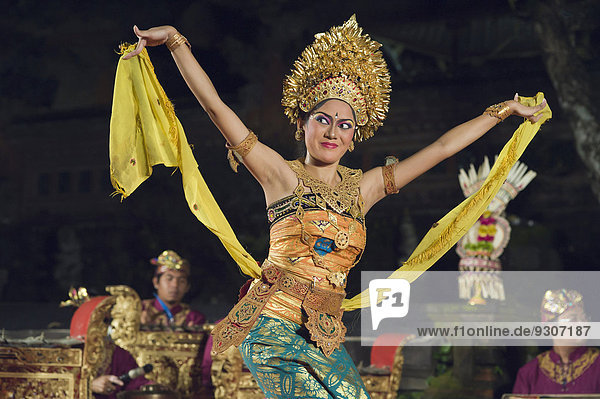 Legong Tanz im Puri Saraswati Tempel  Ubud  Bali  Indonesien