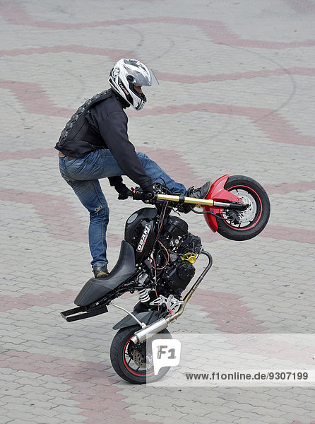 Motorrad-Stuntfahrer in Action  Cha Am  Thailand
