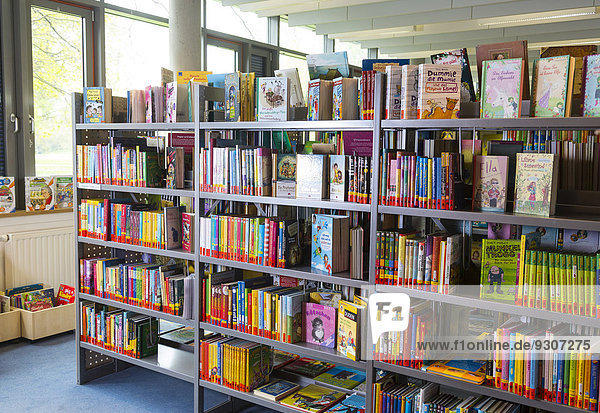 Regale mit Büchern  Kinderbibliothek  Stadtbibliothek  Coswig  Sachsen  Deutschland