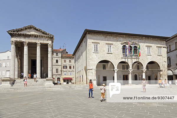 Augustustempel und venezianisches Rathaus  Marktplatz  Pula  Istrien  Kroatien