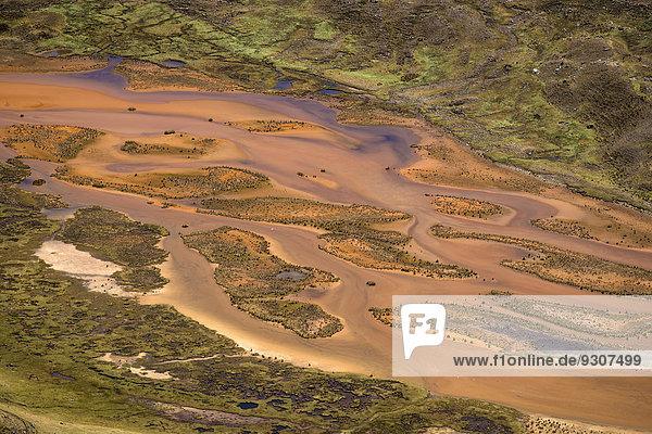 Kleiner mäandernder Fluss führt größere Mengen Sedimente  gelösten Ton  Sand und Lehm in seinem Wasser  Gebirgszug Cordillera Huayhuash  Anden  Nordperu  Peru