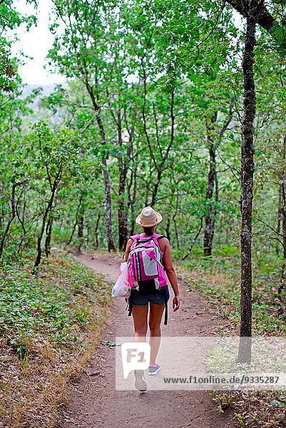 Frau Tal wandern jung