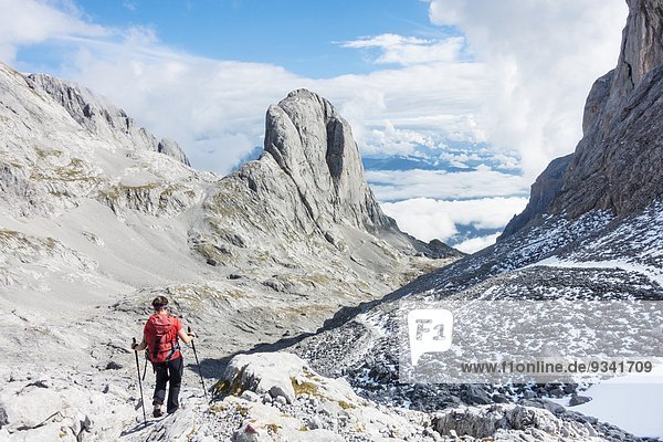 Frau beim Bergwandern am Hochkönig Berchtesgadener Alpen Österreich