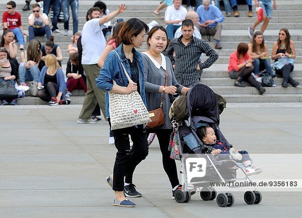 Frau Großbritannien London Hauptstadt Quadrat Quadrate quadratisch quadratisches quadratischer Sportkinderwagen 2 jung Trafalgar Square England