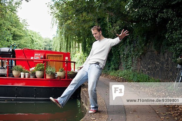 Mann der vorgibt in den Kanal zu fallen East London UK