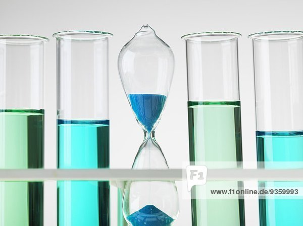 Stundenglas in einem Reagenzglasgestell zur Veranschaulichung des Zeitfaktors  um Forschungsideen auf den Markt zu bringen.