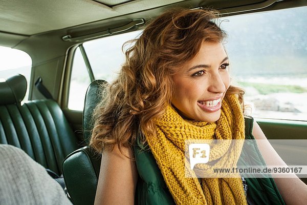 Lächelnde junge Frau im Auto  Kapstadt  Westkap  Südafrika