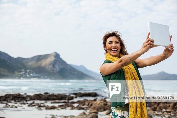 Junge Frau nimmt Selfie mit digitalem Tablett am Strand  Kapstadt  Westkap  Südafrika