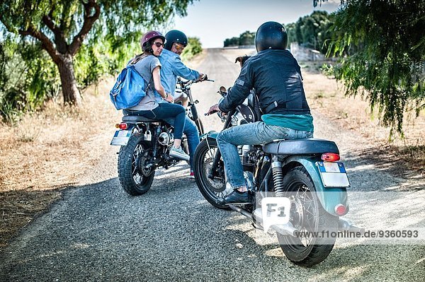Drei Freunde und ein Hund auf Motorrädern  Cagliari  Sardinien  Italien
