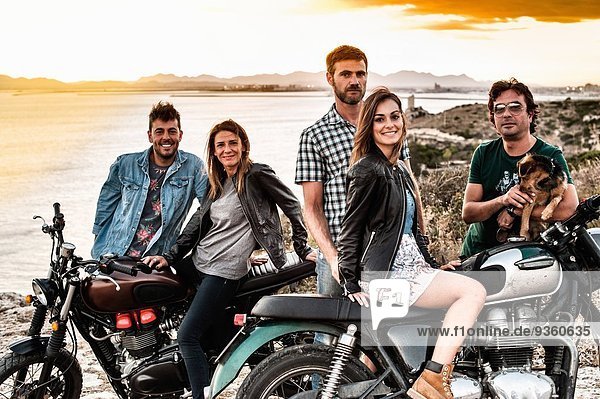 Portrait von fünf Motorradfreunden an der Küste bei Sonnenuntergang  Cagliari  Sardinien  Italien