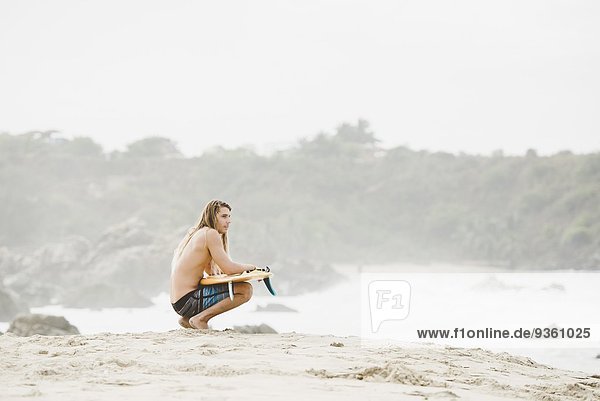 Australischer Surfer mit Surfbrett  Bacocho  Puerto Escondido  Mexiko