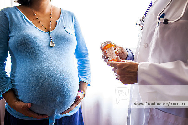 ärztliches Rezept arztliche Rezepte Frau geben Arzt Gesundheitspflege Schwangerschaft