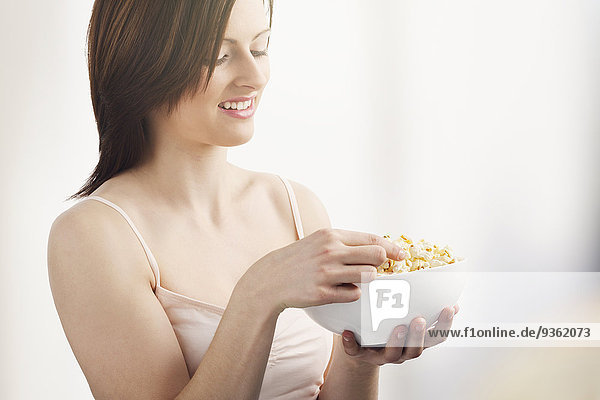 Europäer Frau essen essend isst Popcorn