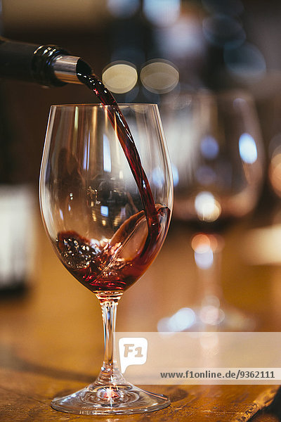 hoch oben nahe Glas eingießen einschenken Wein Tisch