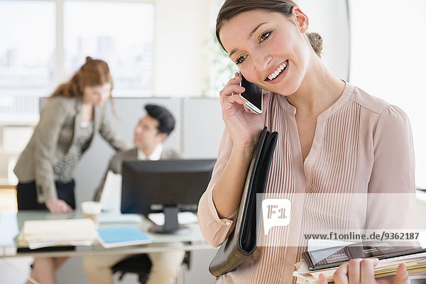 Handy Geschäftsfrau sprechen Büro