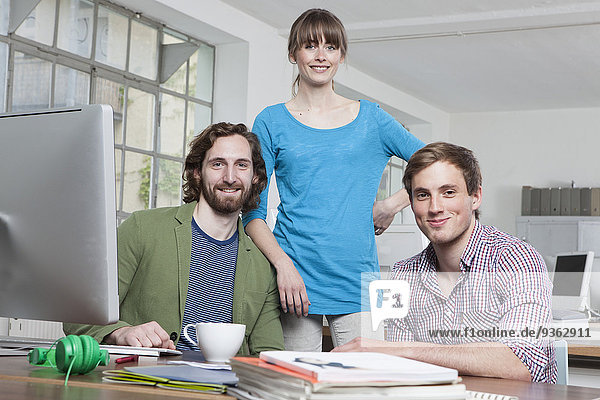 Gruppenbild von drei Kollegen in einem Kreativbüro