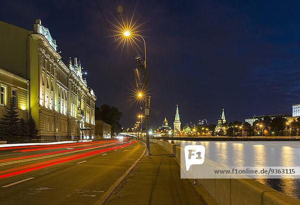 Russland  Moskau  Kreml  Straße an der Moskwa mit Blick auf den Kreml