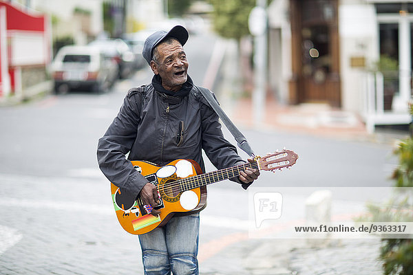 Straßenmusiker singt und spielt Gitarre