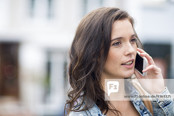 Porträt einer Frau beim Telefonieren mit dem Smartphone